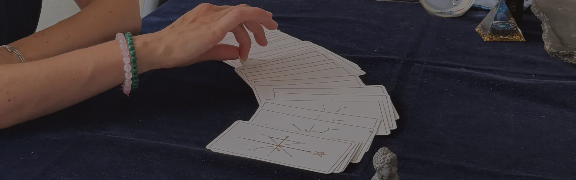 Cartes de voyance préparées pour une consultation en cabinet à Paris