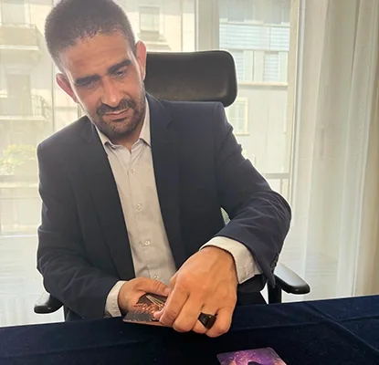 Damien en consultation chez Voyance au Féminin