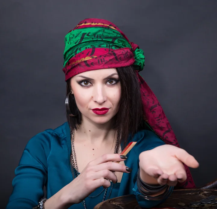 Nina - Cartomancienne gitane et Voyante chez Voyance au Féminin
