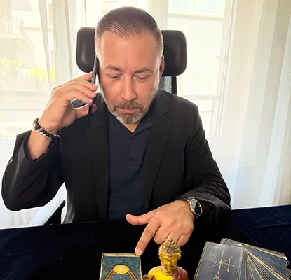 Voyant pendant une consultation de voyance par téléphone